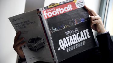 Un lecteur de l'hedomadaire France Football qui fait sa Une sur le "Qatargate", le 29 janvier 2013 [ / AFP]