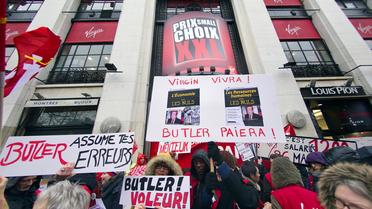 Des salariés manifestent devant le magasin Virgin Megastore des Champs-Elysées à Paris, le 29 janvier 2013 [Lionel Bonaventure / AFP]
