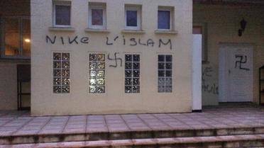 Des graffitis sur la façade de la mosquée d'Ozoir-La-Ferrière, en Seine-et-Marne, le 3 février 2013 [ / ACMO/AFP]