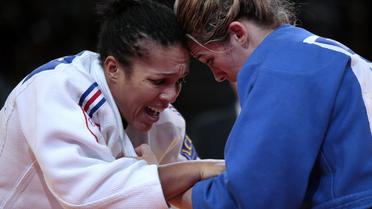 La Française Lucie Décosse (g) contre la Tunisienne Houda Miled, le 10 février 2013 au Tournoi de Paris. [Jacques Demarthon / AFP]
