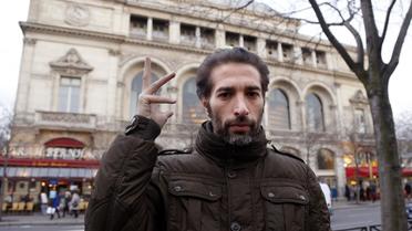 Israel Galvan pose devant le Théâtre de la Ville à Paris le 11 février 2013 [Pierre Verdy / AFP]