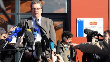 Le président de Spanghero, Barthélémy Aguerre (c) parle aux journalistes devant l'entreprise, le 15 février 2013 à Castelnaudary [Remy Gabalda / AFP]