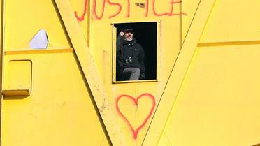 Serge Charnay, le 18 février 2013 toujours retranché dans une grue à Nantes [Jean-Sebastien Evrard / AFP]