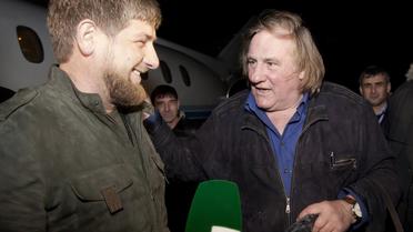 Le numéro un de la République de Tchétchénie, Ramzan Dakyrov (g), accueille Gérard Depardieu à son arrivée le 24 février 2013 à Grozny