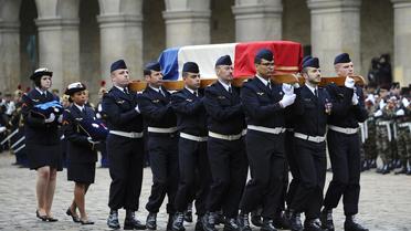 Des soldats transportent le cercueil de Stépahne Hessel, le 7 mars 2013 lors d'un hommage officiel aux Invalides [Zacharie Scheurer / Pool/AFP]