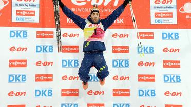 Le biathlète français Martin Fourcade fête sa victoire dans la mass-start de Khanty-Mansiysk en Russie, le 17 mars 2013 [Natalia Kolesnikova / AFP]