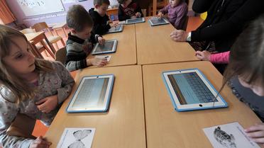 Des enfants utilisent des tablettes dans une école maternelle à Haguenau (Bas-Rhin), le 18 mars 2013 [Frédérick Florin / AFP]