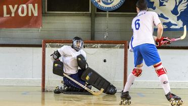 Un joueur de rink-hockey s'apprête à tirer dans le but lors d'un entraînement, le 13 mars 2013 à Lyon [Philippe Merle / AFP]