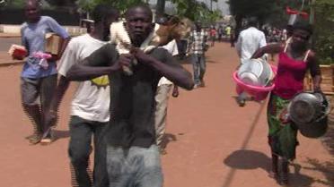 Capture d'écran d'une vidéo montrant des pilleurs à Bangui, le 24 mars 2013 [Leger Kokpakpa / AFP]
