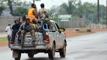 Des rebelles du Séléka patrouillent dans les rues de Bangui, le 25 mars 2013 [Sia Kambou / AFP]