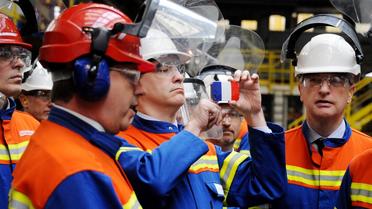 Le ministre du Redressement productif, Arnaud Montebourg (C), en visite dans l'usine Rio Tinto à Saint-Jean-de-Maurienne le 29 mars 2013 [Jean-Pierre Clatot / Pool/AFP]