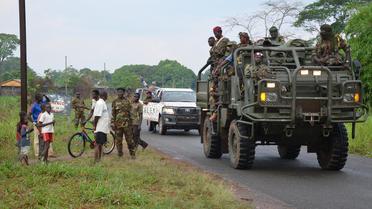 Des rebelles centrafricains du Séléka patrouillent à Berengo, près de Bangui, le 1er avril 2013 [Patrick Fort / AFP]