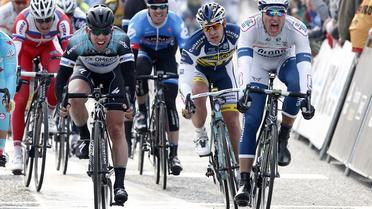 L'Allemand Marcel Kittel (D) et Mark Cavendish (G) lors du sprint du Grand Prix de l'Escaut à Schoten (Belgique) [Kristof van Accom / Belga/AFP]