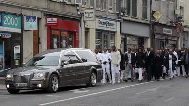 Les proches de Gérald Babin derrière son cercueil lors de ses obsèques le 5 avril 2013 à Nemours [Jacques Demarthon / AFP/Archives]