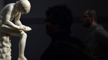 Un visiteur admire le 6 avril 2013 la sculpture "Spinario" au Palais Strozzi, à Florence, à l'occasion de l'exposition "Le printemps de la Renaissance" [Gabriel Bouys / AFP]