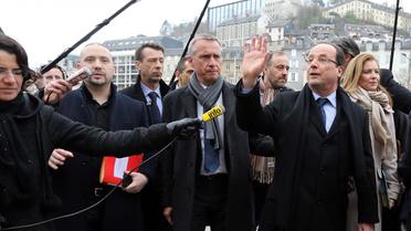 François Hollande salue des passants en comagnie de Valérie Trierweiler (d), le 6 avril 2013 à Tulle [Nicolas Tucat / AFP]