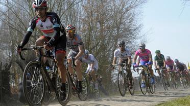 Le Suisse Fabian Cancellara (g), en tête de la course Paris-Roubaix, le 7 avril 2013 [Francois Lo Presti / AFP]