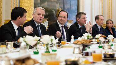 François Hollande entouré de Gà D de Manuel Valls, Jean-Marc Ayrault, Vincent Peillon le 8 avril 2013 à l'Elysée [Bertrand Langlois / AFP]