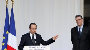 Françoic Hollande (g) et Henri Loyrette, qui quitte la présidence du Louvre, le 9 avril 2013 au musée du Louvre à Paris [Christophe Ena / Pool/AFP]