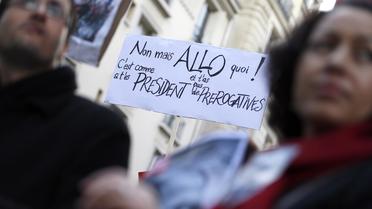 Des personnes manifestent devant l'Institut du Monde arabe à Paris contre la venue du président tunisien Moncef Marzouki, le 12 avril 2013 [Kenzo Tribouillard / AFP]