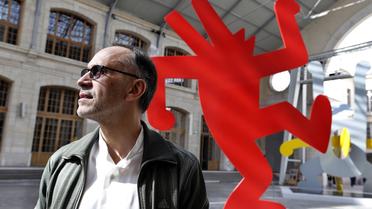 Le directeur du CentQuatre à Paris, José-Manuel Gonçalvès, pose devant une oeuvre de Keith Haring, le 17 avril 2013 [Francois Guillot / AFP]