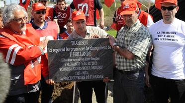 Des salariés et syndicalistes FO de Florange dévoilent une plaque dénonçant la "trahison" de Hollande, le 24 avril 2013 [Jean-Christophe Verhaegen / AFP]