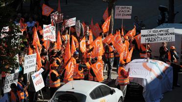 Des salariés du groupe Accor manifestent le 25 avril 2013 à Paris [Eric Piermont / AFP]