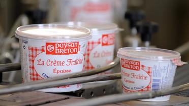 Des pots de crème fraîche Paysan Breton à l'usine Laïta d'Yffiniac le 24 avril 2013 [Fred Tanneau / AFP]