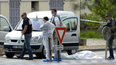 Des enquêteurs près du corps d'un homme tué lors d'une fusillade le 25 avril 2013 à Istres [Gerard Julien / AFP]