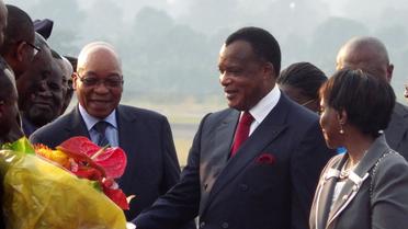 Le président congolais Denis Sassou Nguesso (d) accueille son homologue sud-africain Jacob Zuma à Brazzaville, le 2 mai 2013 [Guy-Gervais Kitina / AFP]