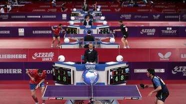 Des pongistes engagés dans les qualifications aux Mondiaux de tennis de table à Paris, le 13 mai 2013 [Jacques Demarthon / AFP]