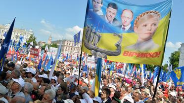 Des milliers de personnes manifestent à Kiev pour la libération de l'ex-Premier ministre Ioulia Timochenko, le 18 mai 2013 [Sergei Supinsky / AFP]