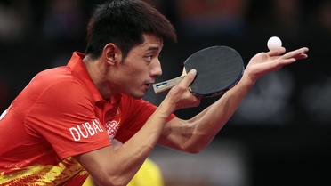 Zhang Jike au service lors de sa demi-finale mondiale, le 19 mai à Paris [Jacques Demarthon / AFP]