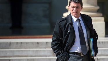 Le ministre de l'Intérieur, Manuel Valls, quitte l'Elysée, le 22 mai 2013 à Paris [Martin Bureau / AFP]