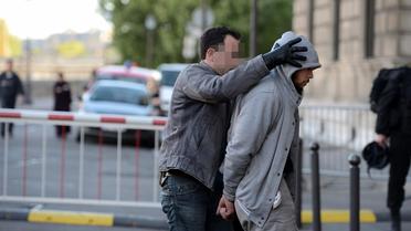 L' homme  arrêté dans les Yvelines à son arrivée le 29 mai 2013 à la BRI à Paris [Eric Feferberg / AFP]