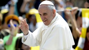 Le pape François salue la foule sur la place Saint Pierre, à Rome, en arrivant pour une audience générale, le 5 juin 2013 [Filippo Monteforte / AFP]