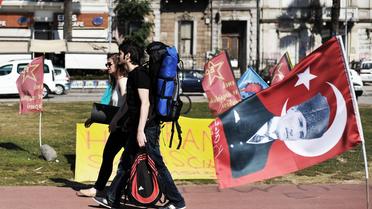 Des jeunes rejoignent le mouvement d'opposition au gouvernement d'Erdogan, à Izmir, en Turquie, le 10 juin 2013 [Ozan Kose / AFP]