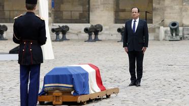 François Hollande rend hommage à Pierre Mauroy, devant son cerceuil, dans la cour des Invalides, le 11 juin 2013 [Charles Platiau / Pool/AFP]