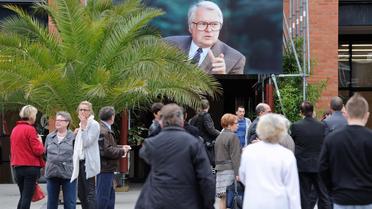 Une photo de Pierre Mauroy le 12 juin 2013 à l'entrée de l'Hôtel de ville de Lille [Philippe Huguen / AFP]