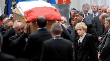 Gilberte Mauroy (d), la veuve de l'ex-Premier ministre, lors de l'hommage rendu à la mairie de Lille, le 13 juin 2013 [Francois Lo Presti / AFP]