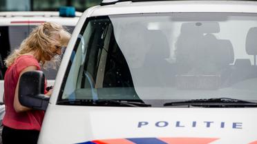 La veuve de  Richard van Nieuwenhuizen, un arbitre battu à mort à l'issue d'une rencontre de football amateur, le 17 juin 2013 à Lelystad aux Pays-Bas [Robin van Lonkhuijsen / ANP/AFP]