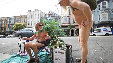 George Davis et Woody Miller, deux naturistes, discutent à Castro, à San Francisco, le 16 septembre 2011 [Kimihiro Hoshino / AFP/Archives]