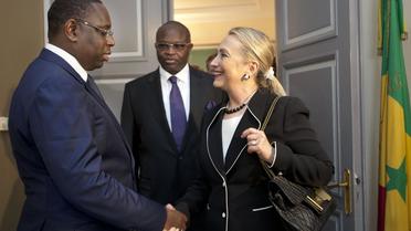 La secrétaire d'Etat américaine Hillary Clinton a vanté mercredi à Dakar le "modèle" démocratique du Sénégal pour l'Afrique, au premier jour de son périple sur le continent, confronté à l'offensive économique de la Chine et à la présence islamiste d'Al-Qaïda au Mali tout proche.[POOL]