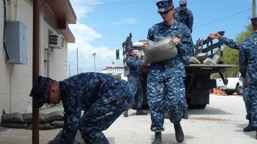 Ils devaient assurer la sécurité des audiences pour les accusés des attentats du 11-Septembre, au lieu de cela les soldats de la base américaine de Guantanamo à Cuba remplissent des sacs de sable et se préparent à faire face à la tempête tropicale Isaac.[AFP]