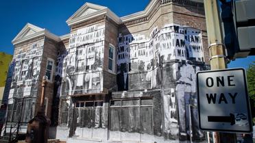 Un bâtiment désaffecté de Washington décoré par l'artiste français JR avec la reproduction d'une célèbre photo prise par Ernest Withers lors d'une grève en 1968 à Memphis, le 11 octobre 2012 [Mladen Antonov / AFP]