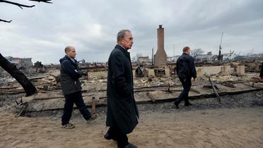 Le maire de New York Michael Bloomberg dans le quartier du Queens où l'ouragan Sandy a provoqué un incendie qui a détruit environ 80 maisons [Stan Honda / AFP]