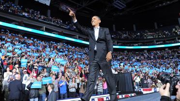 Le président américain Barack Obama salue la foule lors d'un meeting dans l'Ohio, le 5 novembre 2012 [Jewel Samad / AFP]