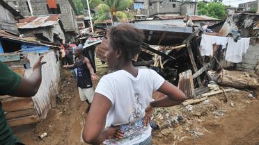 Des Haïtiens observent les dégâts causés par les eaux à Vertieres, dans la banlieue du Cap-Haïtien le 11 novembre 2012 [Thony Belizaire / AFP]