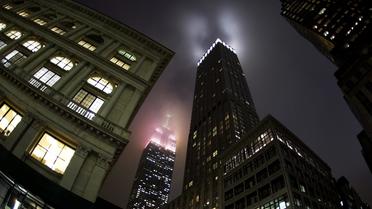 Les nouvelles lumières de l'Empire State Building à travers le brouillard de New York, le 16 janvier 2013