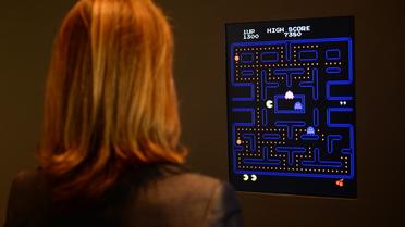 Paola Antonelli, responsable de l'exposition jeux vidéo, joue à Pac-Man (1980) au MoMA de New York, le 1er mars 2013 [Emmanuel Dunand / AFP]